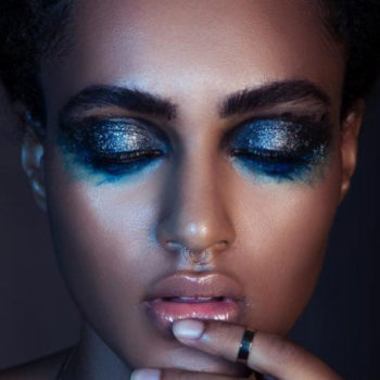 Glitzer Makeup verlaufendes Augenmake-up Smokeyeye Abendmake-up Beauty Editorial