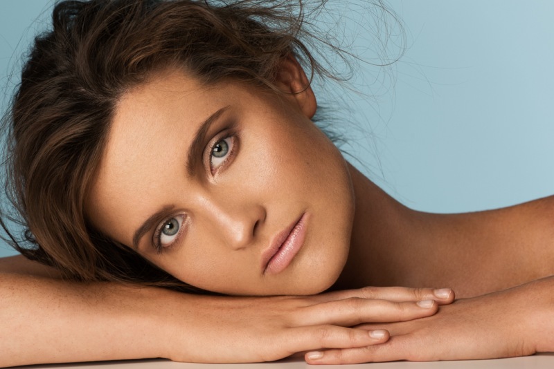 Summer Make-up, strobing, natürliches Make-up, updo hairstyle, naturell beauty editorial, undone hair, nude look, green blue eyes