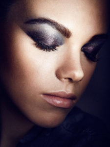 Inclover Berlin Make-up Schule, Smokey Pigmente, metallic make-up, Pigment Make-up, purple silver eyeshadow, thin eyeliner, shimmering eyeshadow