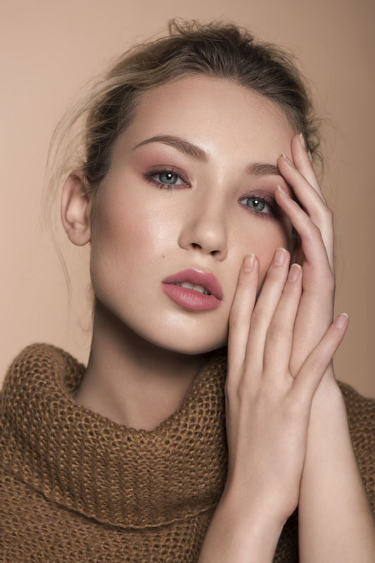 Inclover Hair-& Make-up Artistry Student Laura, Fotograf Camilla Camaglia
Inclover Abschluss Make-up Artist, Winter Make-up, zartes Make-up, daily Make-up, undone hair, updo, basic look, Winter Look, natural nails, contouring
