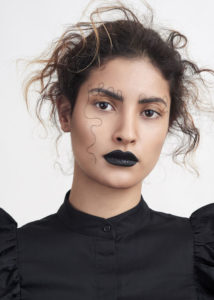 schwarze Lippen, abstraktes Make-up, Fadentechnik, nude eye Make-up, out of bed hair, undone hair, doll outfit
