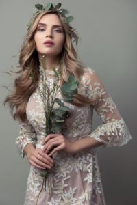 romantisches Make-up, Hochzeitsmake-up, grosse Wellen, big waves, natural look, flowers, boho style, boho wedding, flower dress, wedding dress, rosé eye shadow, nude look