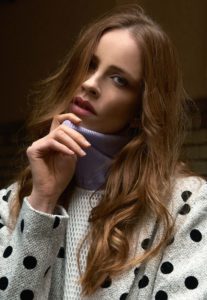 natürliches Make-up, welliges Haar, Fashion Shooting, dots print, high neck, fall look, wavy hair, natural look, outdoor Shooting, daily look, casual look