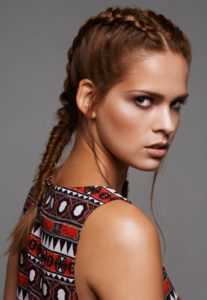 nudelook, Makeup Festival Hairstyling, Haarstyling, holländischer Zopf, Fischgrätenzopf, boxer braids, nude lips, festival theme