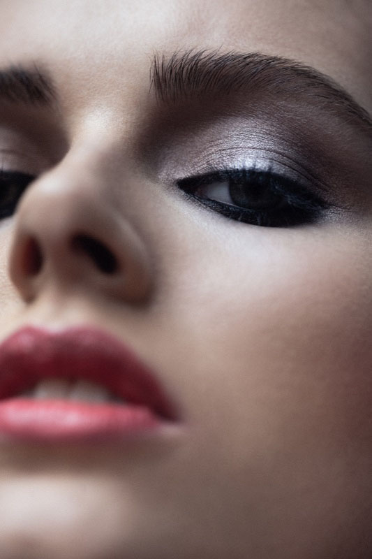 Inclover Creativ Hair- & Make-up Artist Studentin Mali, Fotografen Brix & Maas, Modelagentur Seeds close-up Make-up, beauty redcarpet look, blending eyeshadow, shimmering, schimmer, erdtöne, eyeliner, shiny eyeshadow