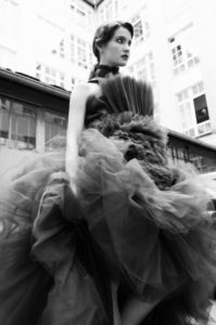dramatic smokey eyes Make-up, hairstyling fashion editorial, big dress, wavy ponytail, schwarz weiß look, black and white look, outdoor Shooting, smokey eyes