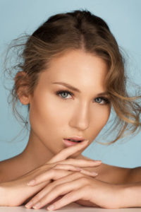 Inclover Make-up Artist Ausbildung, Sommer Make-up, natürlich glänzendes Make-up, strobing, highlighter, nude look, undone hair, updo, perfekte Haut, glowy Look