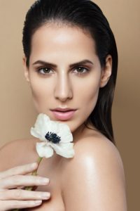 flower, perfect skin, wellness theme, nude look, make-up no make-up look, natural look, wet hair, sleek hair, weiße Blume,natural nails