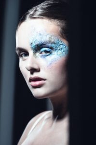 kreatives make-up, pigment Make-up, struktur Make-up, bunt facepainting, beauty shooting, aqua theme, aqua colors, eye facepainting, sleek hair, tied back hair, Make-up Ausbildung