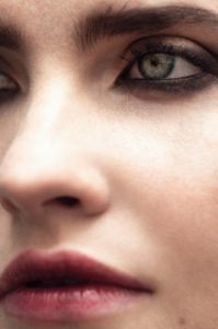 smudged eyemake-up, verwischtes dramatisches augenmake-up, out of bed, Ausbildung Make-up Artist Berlin, close-up Make-up, green eyes, smokey eye