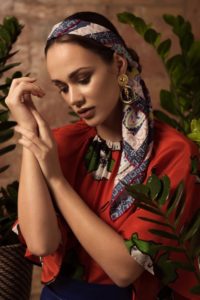 spanischer Make-up Look, Erdtöne, Tagesmake-up, Hairstyling mit Tüchern, Sommermake-up, brown eyeshadow, Fashionshoot, big earrings, headscarf