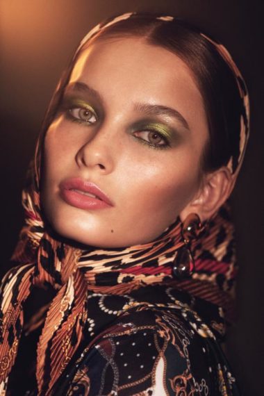 Inclover Abend-Make-up, Inclover Academy Ausbildung, green eyeshadow, Tuch um den Kopf, tied back hair, silk head scarf, big earrings, 60ies look, green smokey eyes
