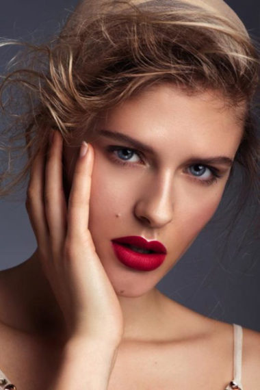 Ausbildung, rote Lippen, Sommer Make-up, perfekte Haut, Contouring, red lips, undone hair, natural nails, red cheeks