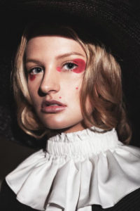 grafisches Make-up, red dots around the eyes, rote Punkte, karneval theme, creative fashionshooting Editorial Inclover
