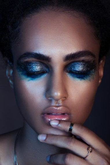 Glitzer Makeup, verlaufendes Augenmake-up, Smokeyeye, Abendmake-up, Beauty Editorial, glossy lips, blauer Glitzer Lidschatten, Septum, bushy brows, mermaid make-up look, smudged Make-up Look