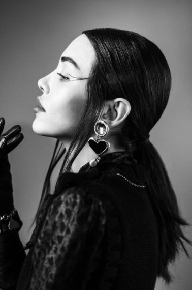Inclover grafisches Make-up, kreativ Eyeliner, Runway, Haarstyling Zopf, schwarz weiß Foto, full lips, big earrings, sleek ponytail, black and white, Make-up Academy Ausbildung Inclover, graphic eyeliner