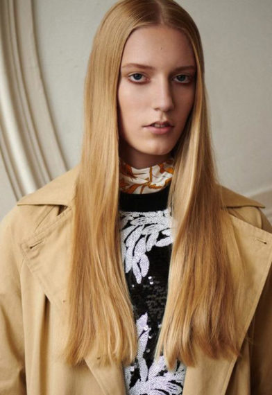 glatte lange Haare, beiges Augenmake-up, Tagesmake-up, Mittelscheitel, Fashion-Shooting, Halstuch, sleek Look, nude Look