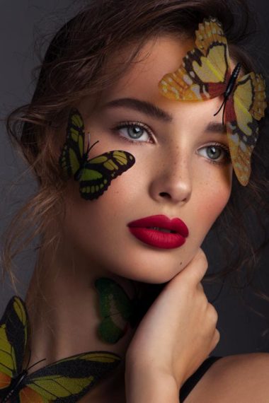 Inclover Make-up Artist Schule, Make-up red lips, editorial fotoshooting, Schmetterling Make-up, creative Cover Shooting, fake freckles