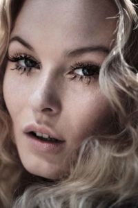 fake lashes, blonde hair, nude look, blonde curls, Wimpernverlängerungen oben und unten, creative eye Make-up, nude lips, Inclover Make-up Artist