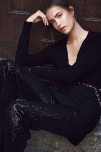 sleek ponytail, black outfit, Pailetten Hose, earrings, no Make-up Make-up Look, nude Look, outdoor Shooting, Fashion Shooting