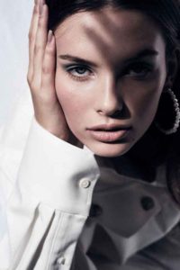 big earrings, smokey eyes, dark green eyeshadow, Fashion Shooting, creative Fashion Shooting, creative light, nude lips, weißes Hemd, outdoor Shooting, straight hair, shoulder lenght, schulterlanges Haar, nude nails, shadow
