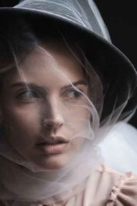 creative Photoshoot, kreatives Fotoshooting, mesh over head, Fashion Shooting, nude Make-up Look, Hut, hair tied back, Inclover Make-up Schule