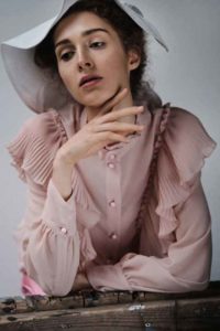 rosa Bluse, Hut, Fashion Shooting, Zeitreise, Schlapphut, hair tied back, Rüschen, Make-up Artist, Hairstylist, natural Make-up, nude Look