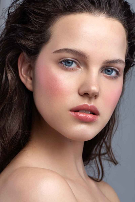 wet hair, after shower look, red cheeks, nude look, natural look, glossy lips, perfect skin, perfekte Haut, rote Wangen, Rouge, slick back hair