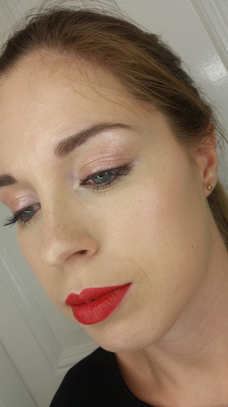 red lips, rote Lippen, shiny eyeshadow, bronze eyeshadow, Schüler Make-up, Mascara