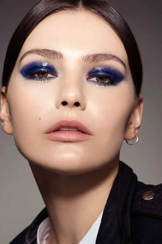 Inclover Blue Eyeshadow Make-up Look Inclover Make-up Ausbildung, sleek hair, blue eyeshadow, nude lips, perfect skin, perfekte Haut, glossy eyeshadow, leather jacket, shiny skin