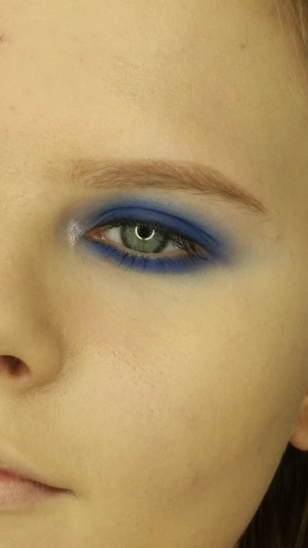 blue eyeshadow, around the eye, white highlight, Schüler Make-up, Inclover Make-up Academy, blauer Lidschatten