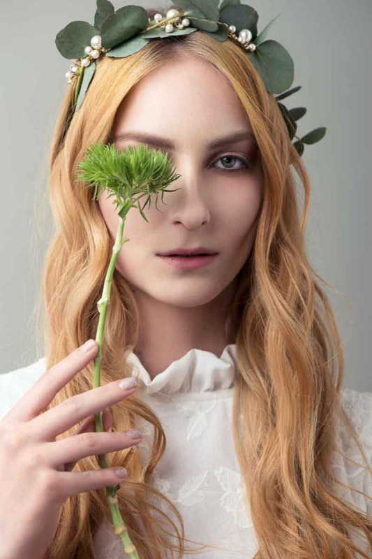 Inclover Boho Wedding Look red hair, boho look, flower crown, plants, nature theme, wedding theme, boho wedding, Blätterkrone, natural nails, natural look, creative photo shooting