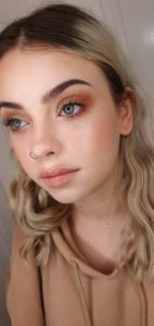 bronze eyeshadow, golden eyeshadow, contouring, bronzer, glossy lips, blue eyes, Schüler Make-up, Inclover Make-up Schule, goldener Lidschatten