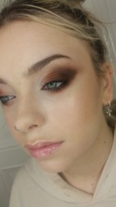 glossy lips, smokey eyes, brown eyeshadow, almonde eyeshadow, bronzer, earrings, Schüler Make-up, brauner Lidschatten