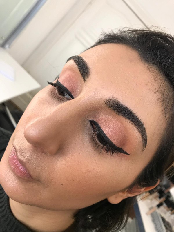 Eyeliner, light brown eyeshadow, hellbrauner Lidschatten, winged Eyeliner, Mascara, Schüler Make-up