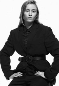 Inclover Fashion Business Theme Look Inclover Make-up Schule, Hairstyling, black and white Shooting, straight hair, Fashion Shooting, Blazer und Hemd, Business Look, belt, nude Look, Taillengürtel