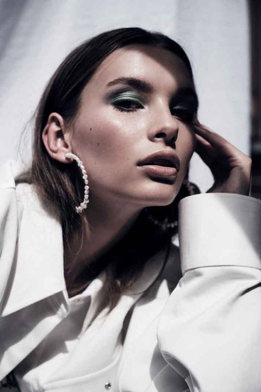 Inlcover Fashion Shooting big earrings, smokey eyes, dark green eyeshadow, Fashion Shooting, creative Fashion Shooting, creative light, nude lips, weißes Hemd, outdoor Shooting, straight hair, shoulder lenght, schulterlanges Haar