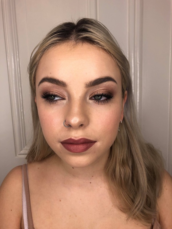 golden eyeshadow, Mascara, matte lips, red lips, erdiges rot, Lipliner, blonde hair, Glamour Look, Abend look, contouring, goldener Lidschatten