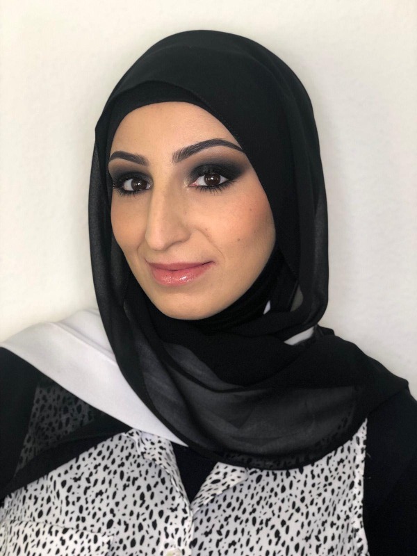 glossy lips, black eyeshadow, schwarzer Lidschatten, smokey eyes, Kopftuch, Hijab, perfect eyebrows, Mascara, Schüler Make-up