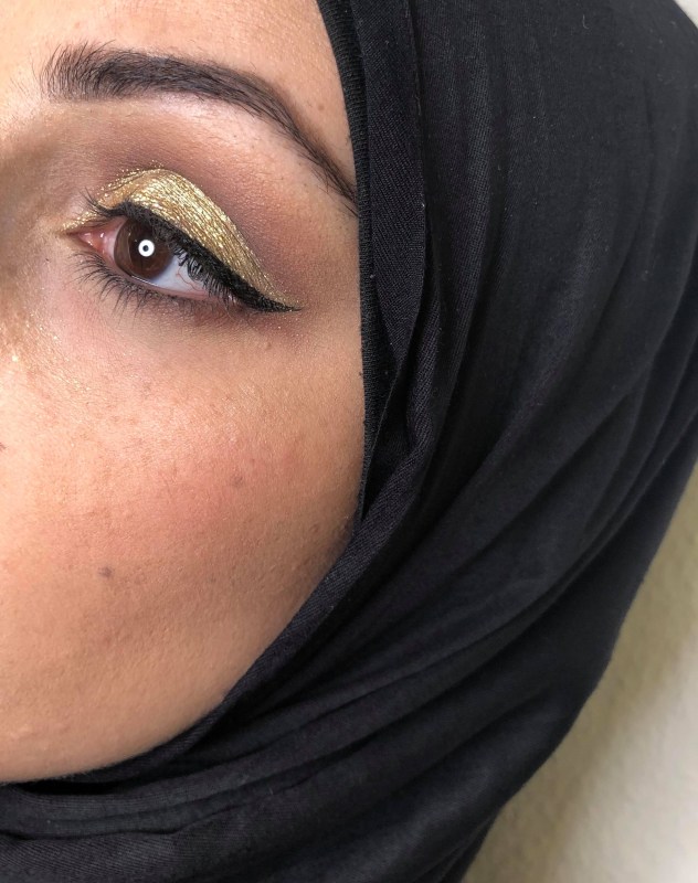 golden eyeshadow, Eyeliner, shiny eyeshadow, Hijab, Mascara, Inclover Make-up Academy, goldener Lidschatten