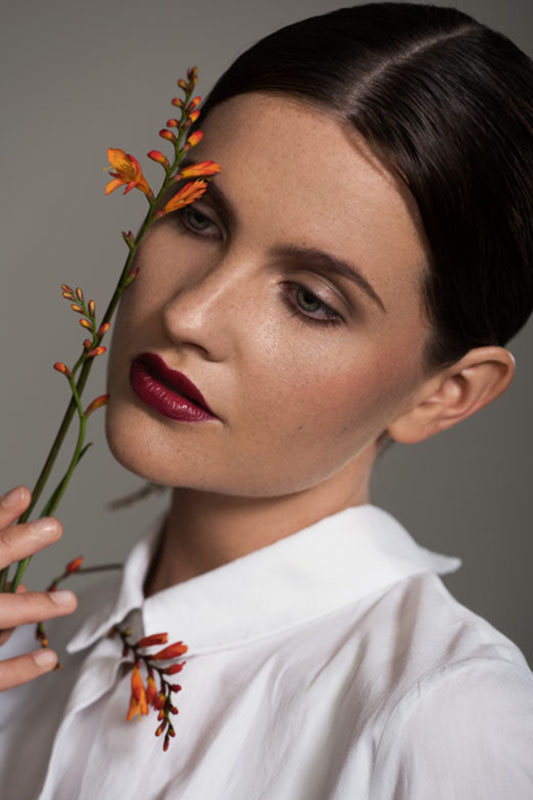 rote lippen, red lips, Frühlingslook, spring Make-up, sleek hairstyling, dutt, Sommer Make-up, dezenter Lidschatten