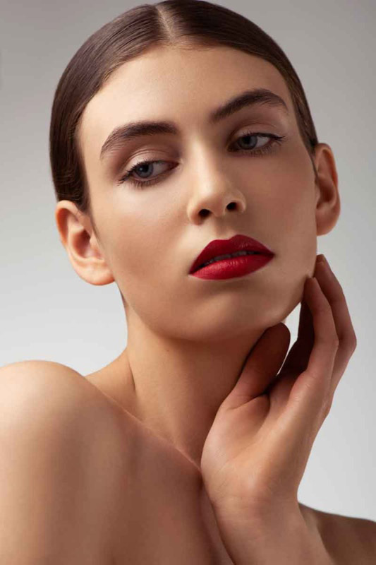 Inclover Red Lips Make-up red lips, golden eyeshadow, sleek hair back, naked, perfect skin, glossy lips