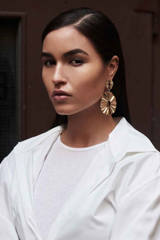 Inclover Sleek Hairstyling boyfriend-look, Make-up, Nudelook, Hairstyling sleek-look, Fashion, Visagisten Ausbildung Berlin, big earrings, white clothes, sleek hairstyle, androgyn, eyeshadow, androgyner Make-up Look