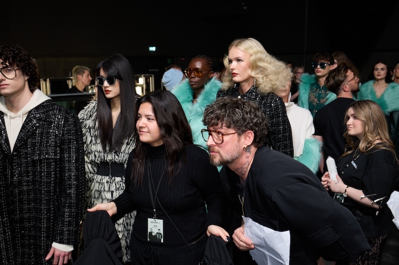 Sam Hill mit ihrem Team backstage bei der Berliner Fashionweek – Make-up Artist Ausbildung im echten Einsatz.