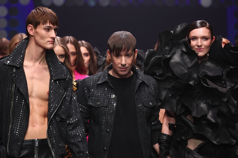 Sam Hill backstage bei der Fashionweek Berlin mit ihrem Make-up Team