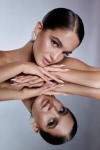Online Make-up Ausbildung – Clean Beauty mit Reflexion Clean Beauty Portrait mit Spiegel-Reflexion: gleichmäßiger Teint, groomed Brows und nude Lips – Technik aus der Online Make-up Ausbildung.