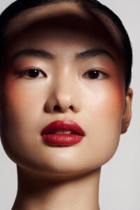 classic-red-lip-clean-skin-online-makeup-ausbildung Klassischer Red-Lip Look mit sauberer Kante und makellosem Teint – Step-by-Step in der Online Make-up Ausbildung.