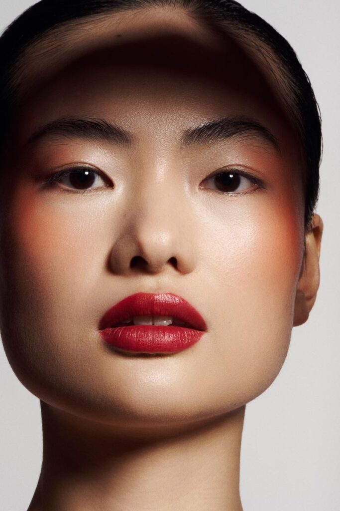 Klassischer Red-Lip Look mit sauberer Kante und makellosem Teint – Step-by-Step in der Online Make-up Ausbildung.