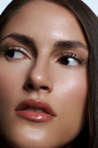 clean-beauty-glossy-skin-online-makeup-ausbildung Clean-Beauty Close-up mit natural Brows, glossy Lips und gleichmäßigem Teint – Technik aus dem Digital-Programm.
