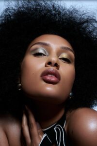 Digitale Make-up Ausbildung – Editorial Metallic Eyes Editorial Augen-Make-up mit zweifarbigen Metallic-Lidschatten (Silber/Gold) und glossy Lips – Übung aus der digitalen Make-up Ausbildung.